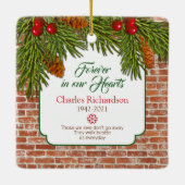 Rustic Brick Pine Boughs Memorial Fotokerstmis Keramisch Ornament (Achterkant)
