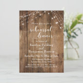 Rustic Brown Wood & Light Strings Rehearsal Dinner Kaart (Staand voorkant)