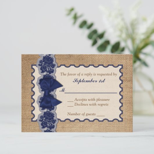 Rustic Burlap, PRINTED Lace, Bow Wedding RSVP Kaar (Staand voorkant)