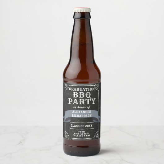 Rustic Chalkboard Backyard Afstuderen BBQ Party Bier Etiket (Voorkant)