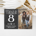 Rustic Chalkboard Photo Mariage Numéro de table<br><div class="desc">Les élégantes cartes de table de mariage rustique chic peuvent être personnalisées avec une photo fiançailles de la mariée et du marié. Le design comporte un numéro de tableau manuscrit blanc et un texte monographique du nom et de la date du marié et du mariage sur un arrière - plan...</div>