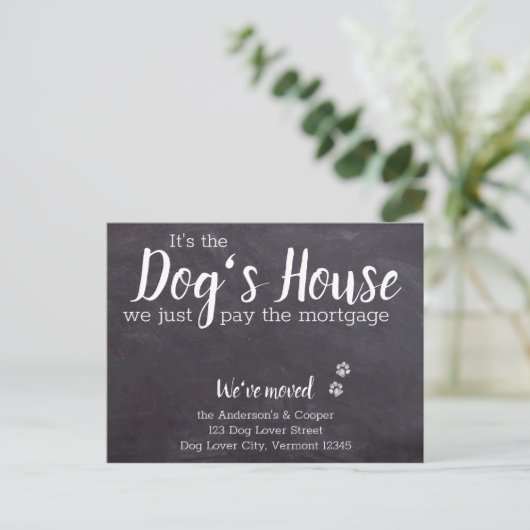 Rustic Chalkboard We hebben Dog Moving Aankondigingskaart (Staand voorkant)