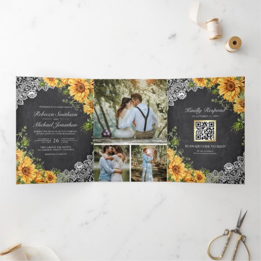 Rustic Chalkboard zonnebloemen QR Code Weddenschap Drieluik Uitnodiging (Binnen)