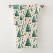 Rustic Christmas trees red green gold bath towel (En situation)