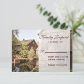 Rustic Country Grange Cabine Mariage Cartes RSVP (Debout devant)