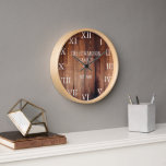 Rustic dark wood family<br><div class="desc">Horloge murale rustique en bois de grange foncé avec de grands nombres romains. Vous pouvez personnaliser et ajouter votre propre nom et année établie.</div>