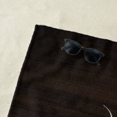 Rustic Dark Wood Monogram Script Name Initiaal Strandlaken (In situ)