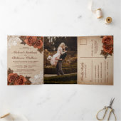Rustic Earthy Burlap Dusty Terracotta Roos Wedding Drieluik Uitnodiging (Binnen)