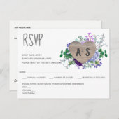 Rustic Engraved Heart Monogram RSVP Floral Wood Uitnodiging Briefkaart (Voorkant / Achterkant)