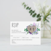 Rustic Engraved Heart Monogram RSVP Floral Wood Uitnodiging Briefkaart (Staand voorkant)