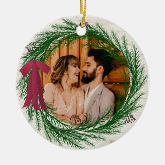 Rustic First Kerstfeest Married Pine Wreatfoto Keramisch Ornament (Voorkant)