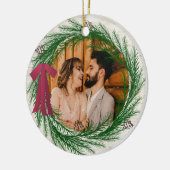 Rustic First Kerstfeest Married Pine Wreatfoto Keramisch Ornament (Links)
