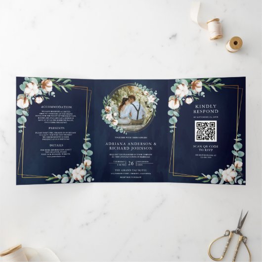 Rustic Gold Cotton Eucalyptus QR Code Navy Weddens Drieluik Uitnodiging (Binnen)