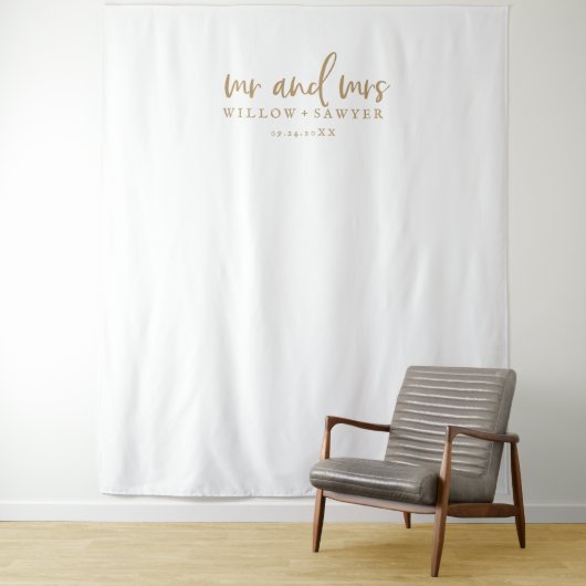 Rustic Gold Script Mr & Mrs Wedding Photo Backdrop Wandkleed (In situ)