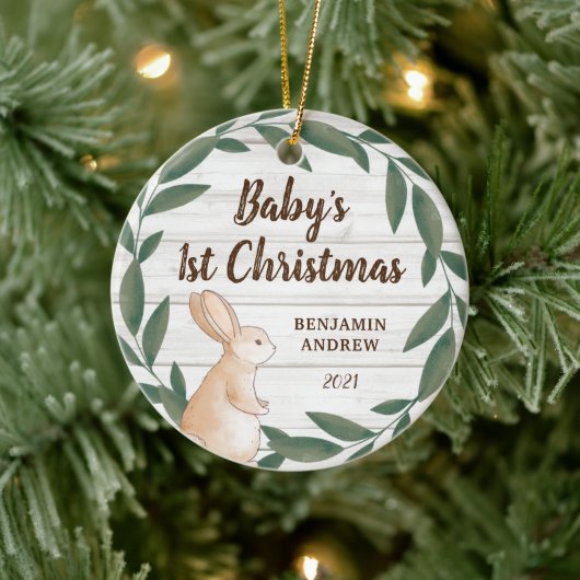 Rustic Greenery Bunny Baby's eerste kerstfoto Keramisch Ornament (Boom)