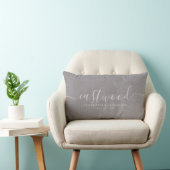 Rustic Grey Linen Effect White Script Naam Kussen (Stoel)