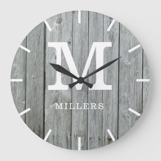 Rustic Grey Wood Farmhouse Monogram Naam Grote Klok (Voorkant)
