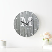 Rustic Grey Wood Farmhouse Monogram Naam Grote Klok (Huis)