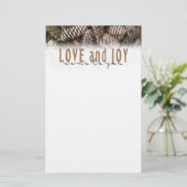 Rustic Holiday Love and Joy Pine Cone Briefpapier (Staand voorkant)