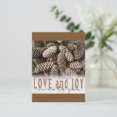 Rustic Holiday Love and Joy Pine Cone Feestdagenkaart (Staand voorkant)