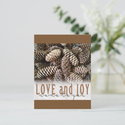 Rustic Holiday Love and Joy Pine Cone Feestdagenkaart (Staand voorkant)