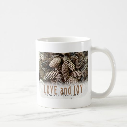 Rustic Holiday Love and Joy Pine Cone Koffiemok (Rechts)