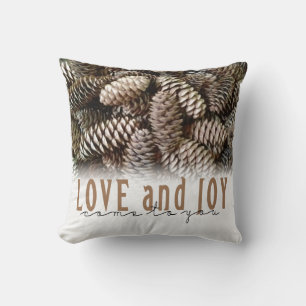 Rustic Holiday Love and Joy Pine Cone Kussen