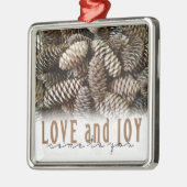 Rustic Holiday Love and Joy Pine Cone Metalen Ornament (Links)