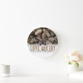 Rustic Holiday Love and Joy Pine Cone Ronde Klok (Huis)