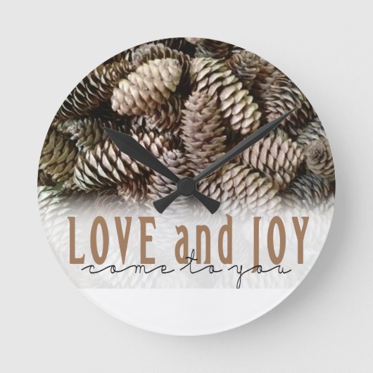 Rustic Holiday Love and Joy Pine Cone Ronde Klok (Voorkant)