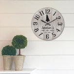 Rustic Lake House Bois Famille Grande horloge<br><div class="desc">Pour votre maison de lac familiale cette horloge murale en bois gris rustique est parfaite. Il y a des mots personnalisés que vous pouvez personnaliser. Ajoutez aussi le nom de votre famille et la date d'établissement de votre famille. Les grands nombres noirs mat facile à lire correspondent au texte. Un...</div>