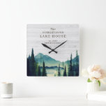 Rustic Lake House Thème | Nom de famille<br><div class="desc">Ajoutez un look élégant et tendance à votre maison ou bureau avec notre horloge de montagne rustique. Ajoutez votre libellé personnalisé à cette conception à l'aide des cases "Modifier ce modèle de conception" situées à droite de l'élément, ou cliquez sur le bouton bleu "Customiser" pour arranger le texte, modifier les...</div>