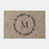 Rustic Laurel Wreath Farmhouse Burlap Monogrammed Deurmat (Voorkant)
