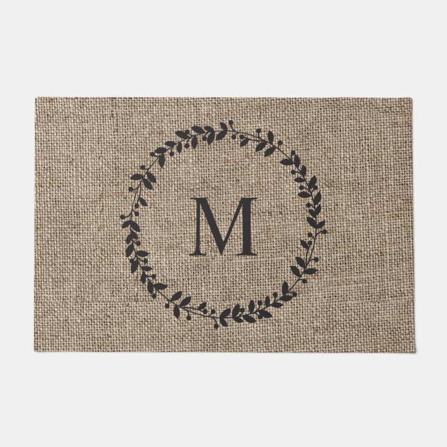 Rustic Laurel Wreath Farmhouse Burlap Monogrammed Deurmat (Voorkant)