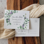 Rustic Lavender Circle Enregistrer la date Carte p<br><div class="desc">Ce cercle rustique de lavande,  à l'exception de la carte postale datant,  est parfait pour un mariage extérieur simple et élégant. Le design floral présente des feuilles d'eucalyptus aquarelle et de la verdure avec des sprigs de fleurs sauvages violets.</div>