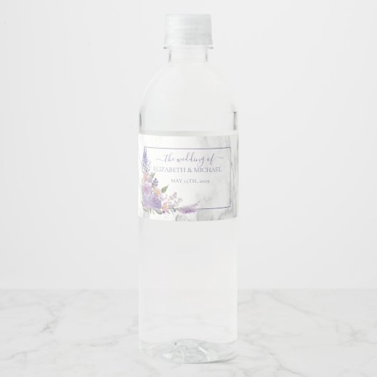 Rustic Lavender Marble Floral Wedding Waterfles Etiket (Voorkant)