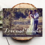 Rustic LOVE et MERCI Mariage Photo<br><div class="desc">Carte de remerciements mariage rustique avec photo complète,  un script "amour et merci" et typographie classique. De l'autre côté se trouve la texture du bois avec des lampes à cordes. Customisez le message pour le rendre vôtre.</div>