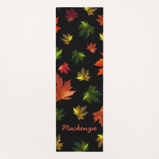 Rustic Maple Leaves Pattern met Naam op BLACK Yogamat (Voorkant)