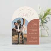Rustic Modern Arch Terracotta Beige Photo Wedding Kaart (Staand voorkant)