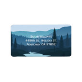 Rustic Mountain Forest Stream met pijnbomen Etiket (Voorkant)