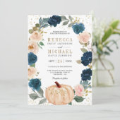 Rustic Navy Blue en Peach Floral Pumpkin Wedding Kaart (Staand voorkant)