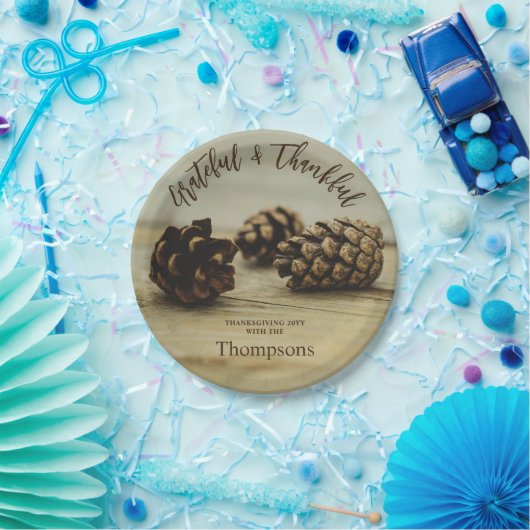 Rustic Pinecones Custom Family Name Thanksgiving Papieren Bordje (Feest)