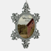 Rustic Red Barn country Wedding Tin Sneeuwvlok Ornament (Links)