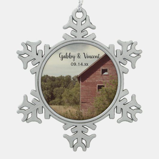 Rustic Red Barn country Wedding Tin Sneeuwvlok Ornament (Voorkant)
