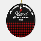 Rustic Red & Black Plaid Onze 1e Kerstmis Getrouwd Keramisch Ornament (Links)