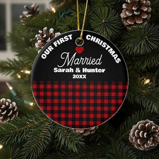Rustic Red & Black Plaid Onze 1e Kerstmis Getrouwd Keramisch Ornament