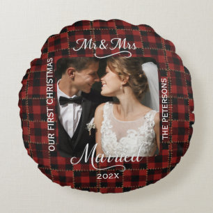 Rustic Rode Buffalo Plaid Eerste Kerstmis Gehuwd Rond Kussen