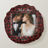 Rustic Rode Buffalo Plaid Eerste Kerstmis Gehuwd Rond Kussen (Achterkant)