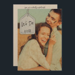 Rustic Scrapbook Photo Sur Trend Faire-part de mar<br><div class="desc">Montrez votre photo préférée avec ces invitations de mariage qui ont un style rustique scrapbook. Ils sont parfaits pour des fêtes mariages moins formelles et ont une sensation détendue sur terre. L'avant de l'invitation présente votre photo ainsi qu'une balise avec le message "We Do" sur elle en écriture script et...</div>