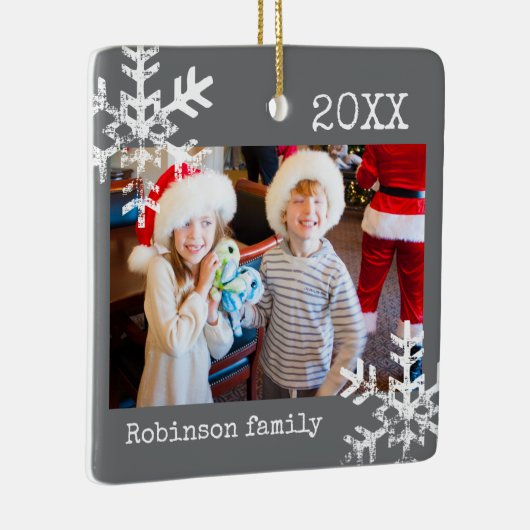 Rustic Snowflake Family Donk Grey Keramisch Ornament (Rechts)